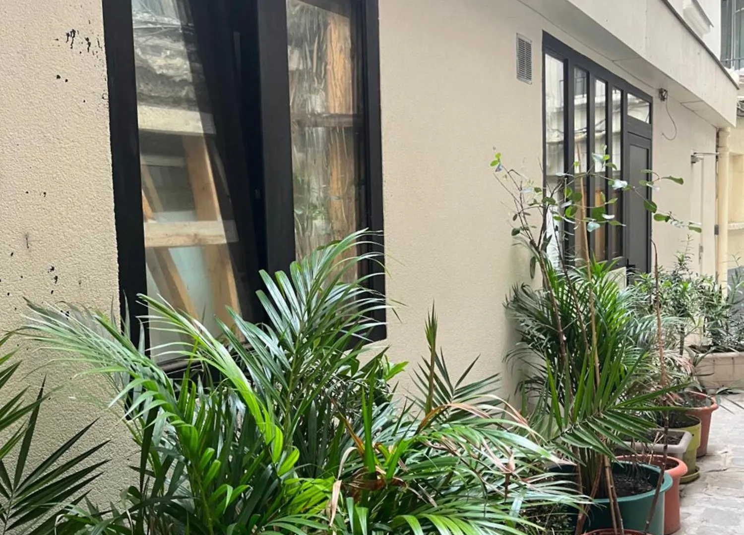 Grand Appartement Au Rez De Chaussee En Plein Coeur De Párizs